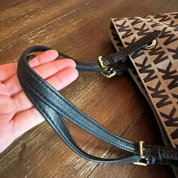 Michael Kors tote + pouch/wristlet - Picture 8 of 16